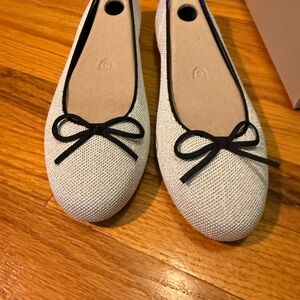 Rothy's New in Box Diamond Metallic Cream and Black Bow Ballet Flats